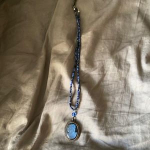 Beautiful cameo choker w/ adjustable chain for length.Iridescent.